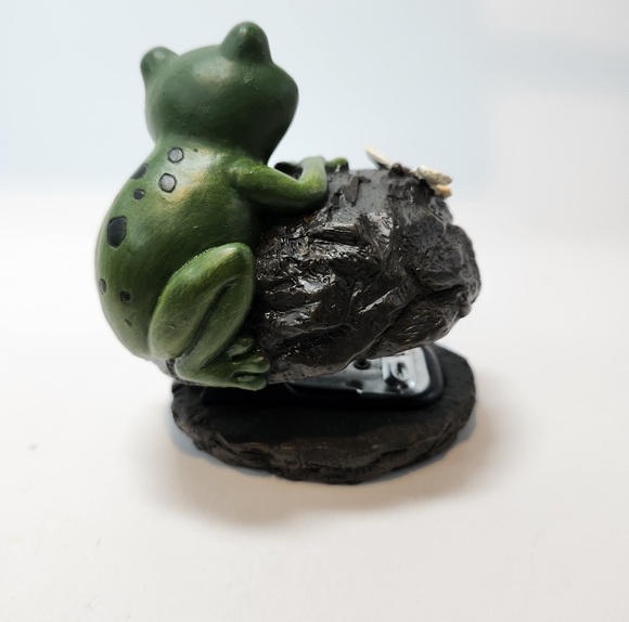 Vintage Rare FIGI  Whimsical Small Stapler Frog Perched On A Rock By Dragonfly - Picture 3 of 6